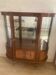 Vitrine de style louis XVI en bois et marbre