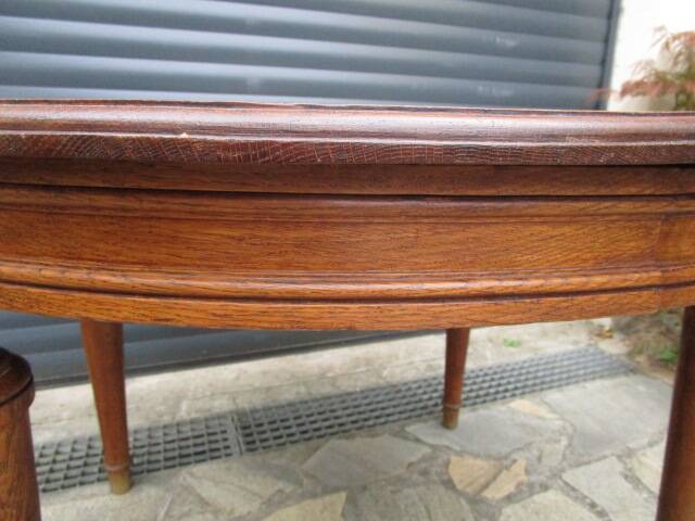 Antique round table in solid oak