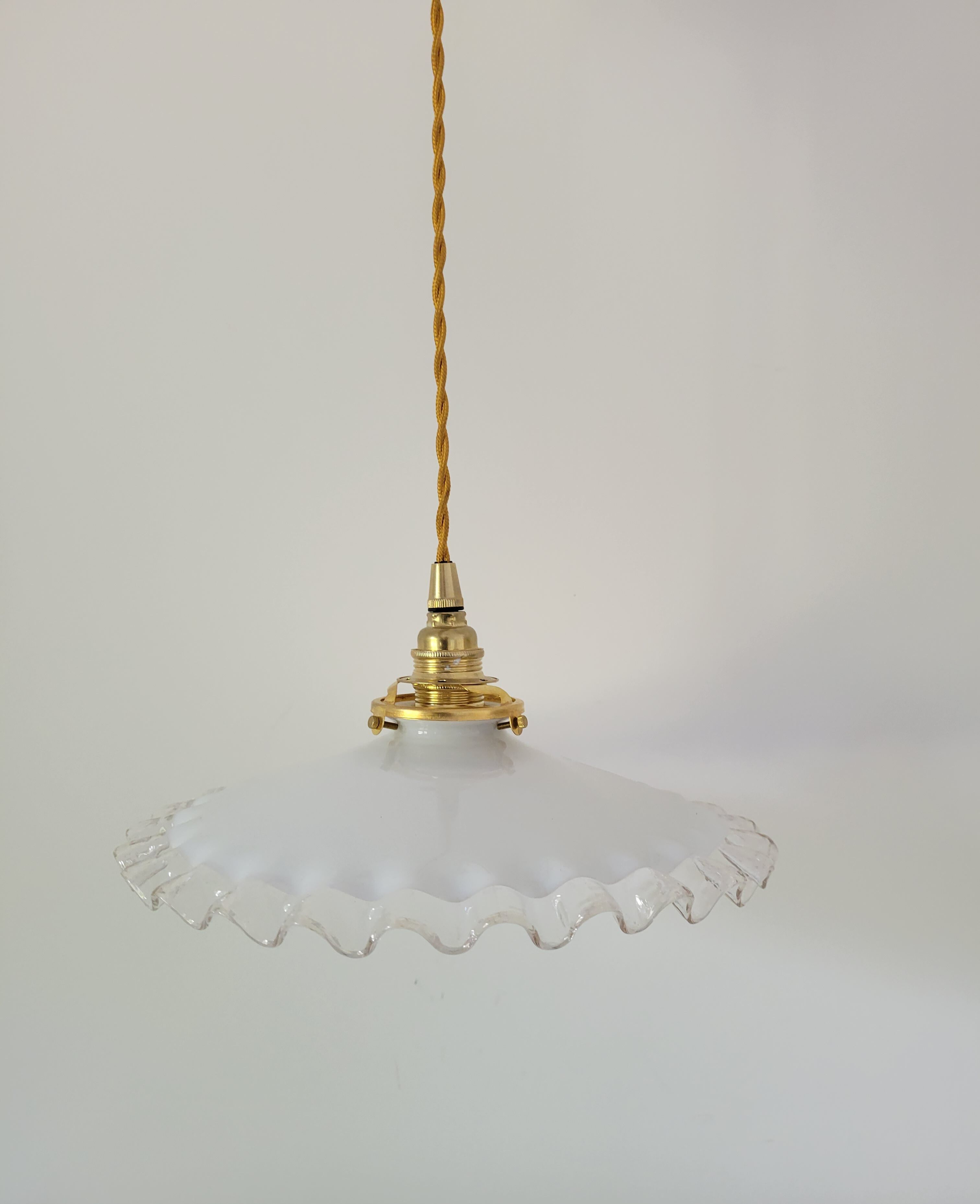 Serrated opaline suspension