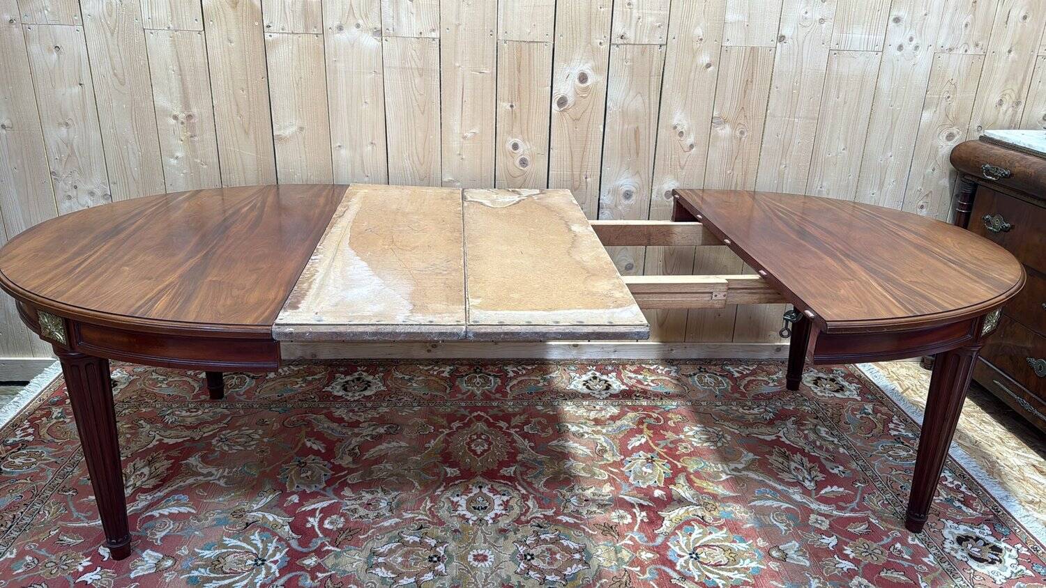 Oval dining table in Louis XVI style made of mahogany.