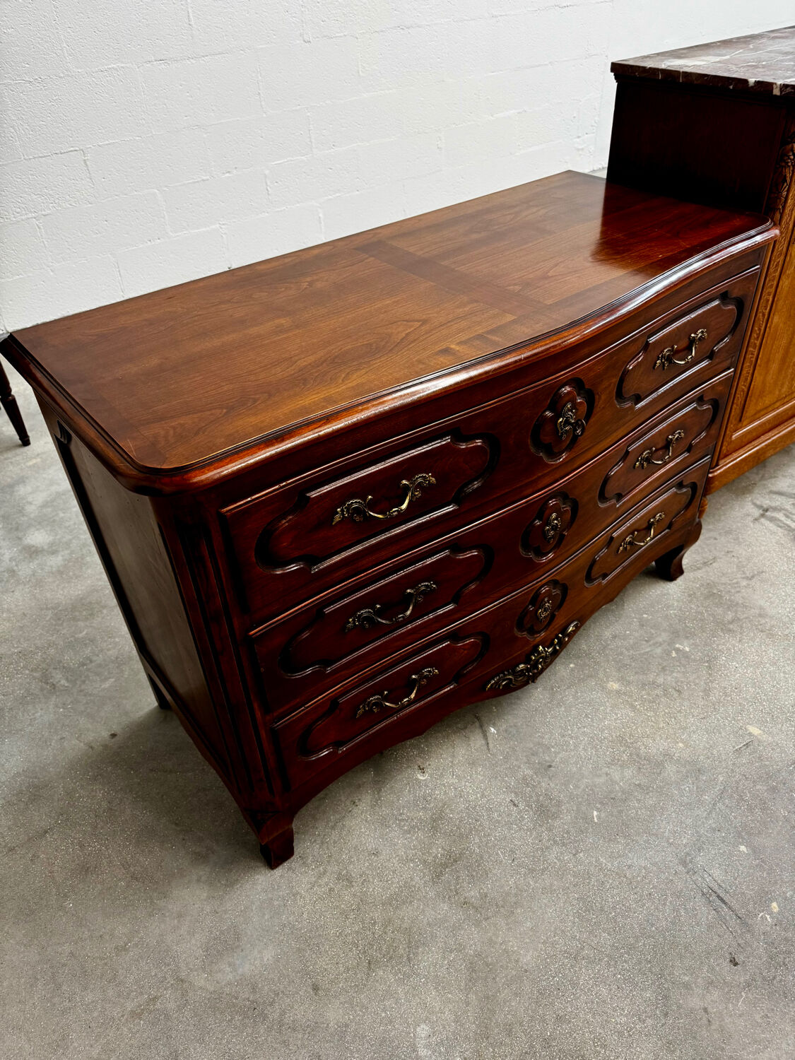 Curved Lyonnaise commode from the Louis XV period in solid walnut, late 1750s.