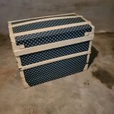 Trunk, old chest in wood and fabric
