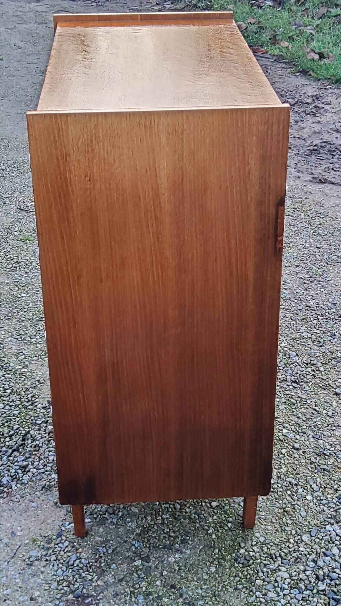 Vintage golden oak chest of drawers with 4 spindle feet from the 1950s