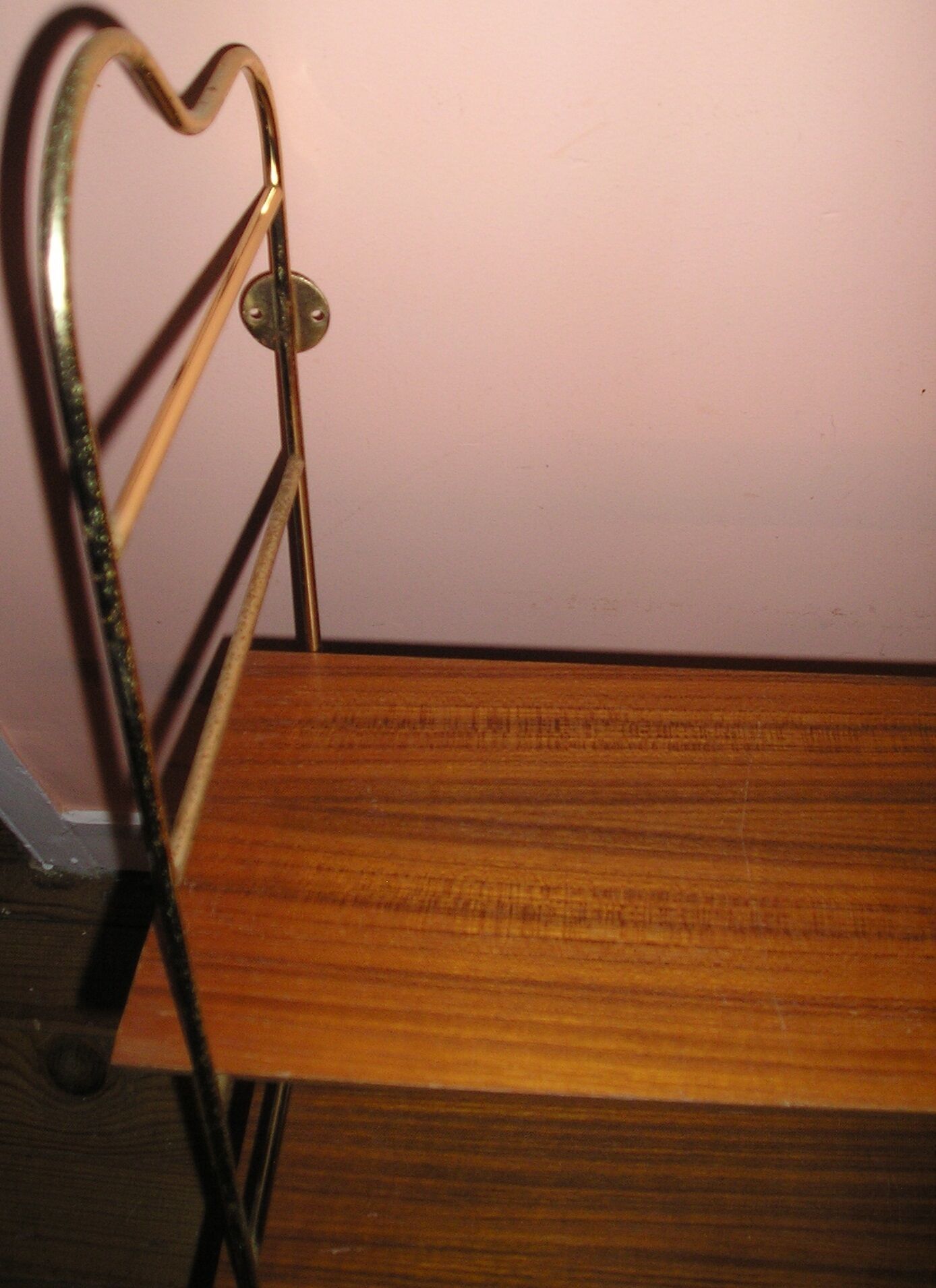 Etagère murale string bois-métal doré Nisse Strinning