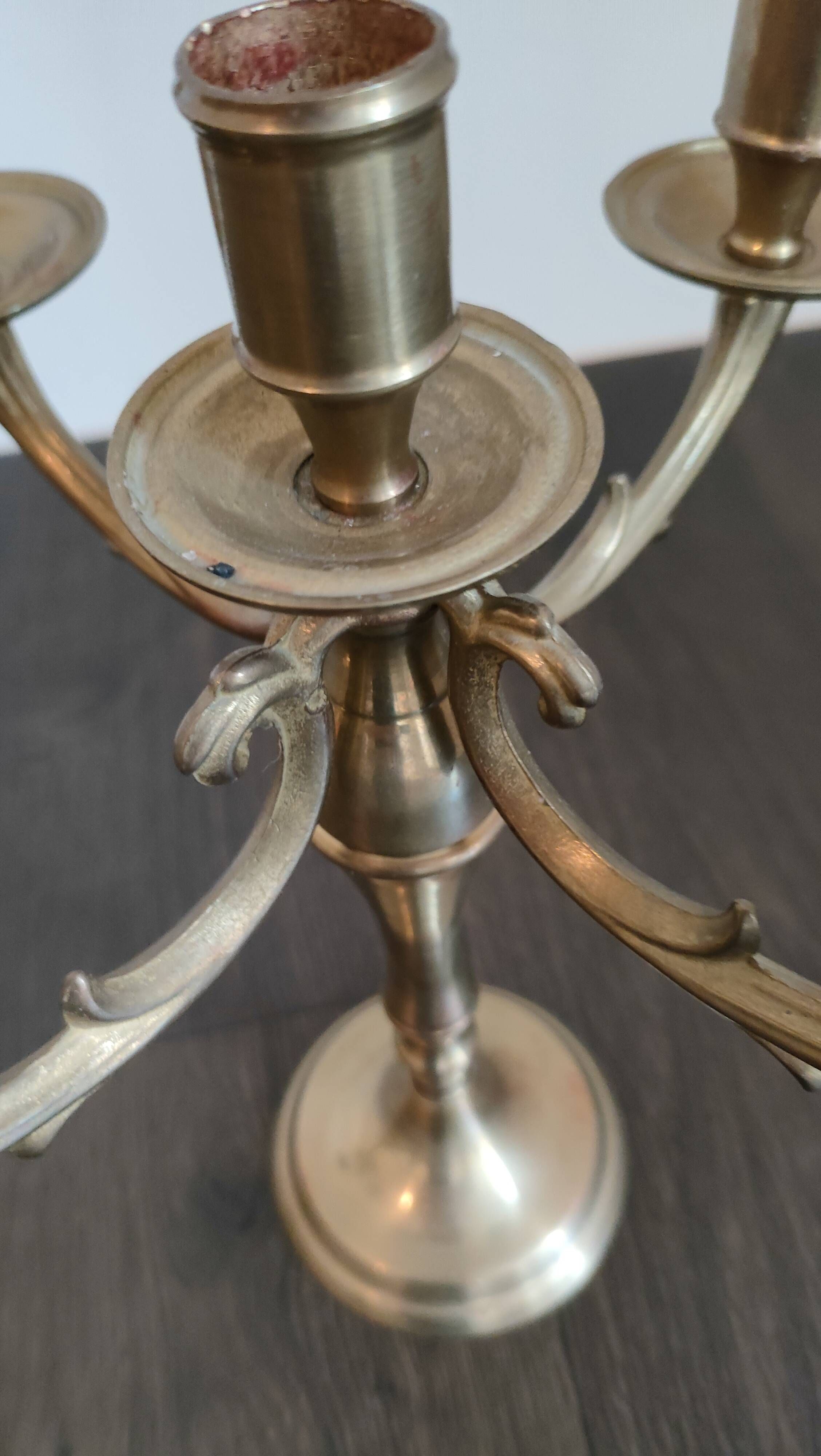 Brass candelabrum with 5 lights, scroll arms – Louis XV style – vintage decor