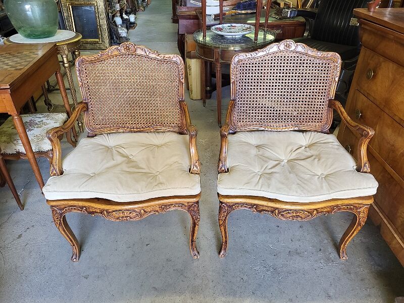 Paire de fauteuils cannes de style Louis XV