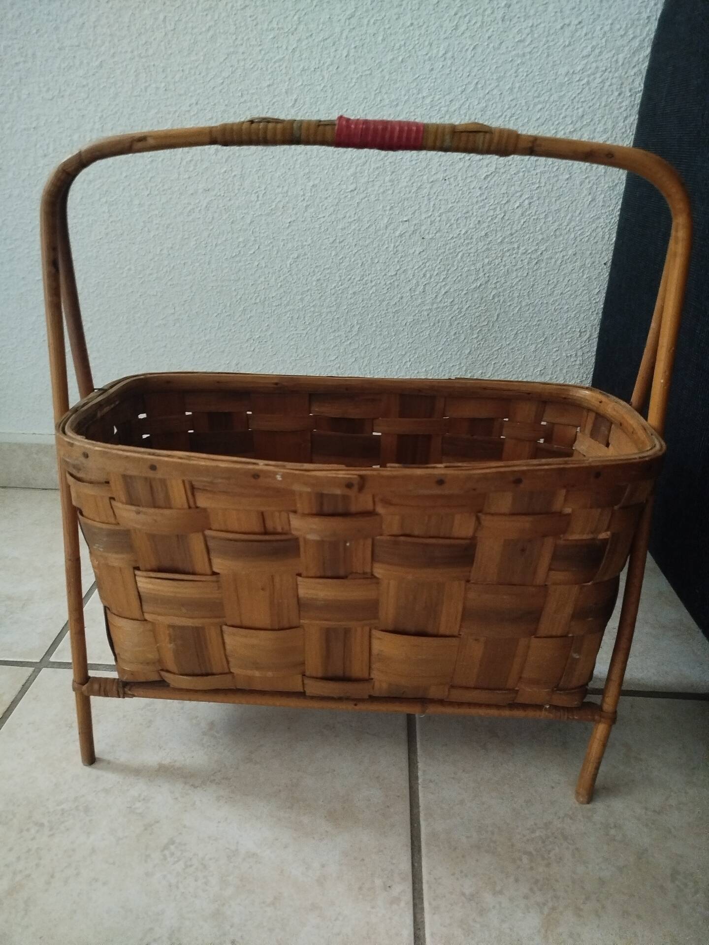 Vintage magazine rack in rattan/wood