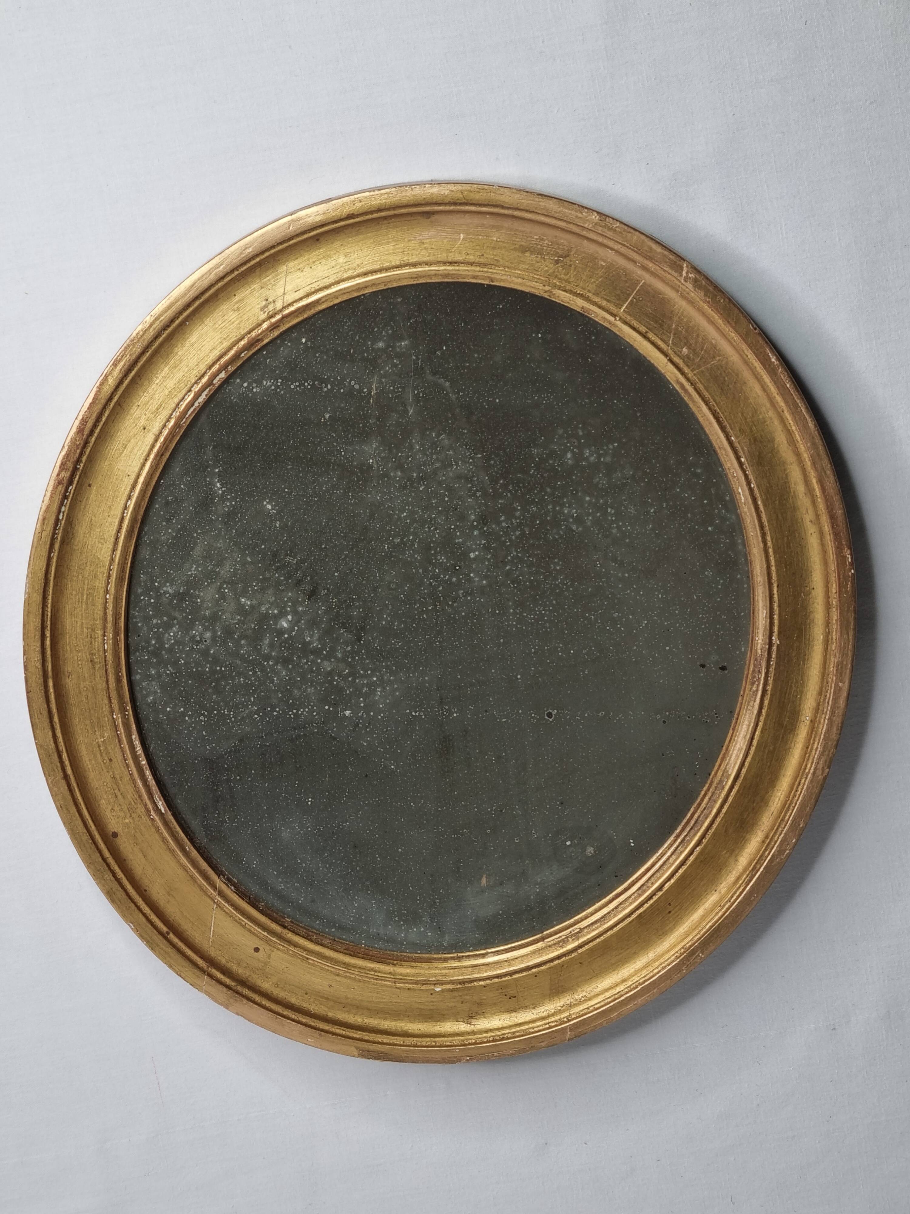 Antique round mirror in gilded wood, original patinated glass from the 19th century, 34 x 37 cm.