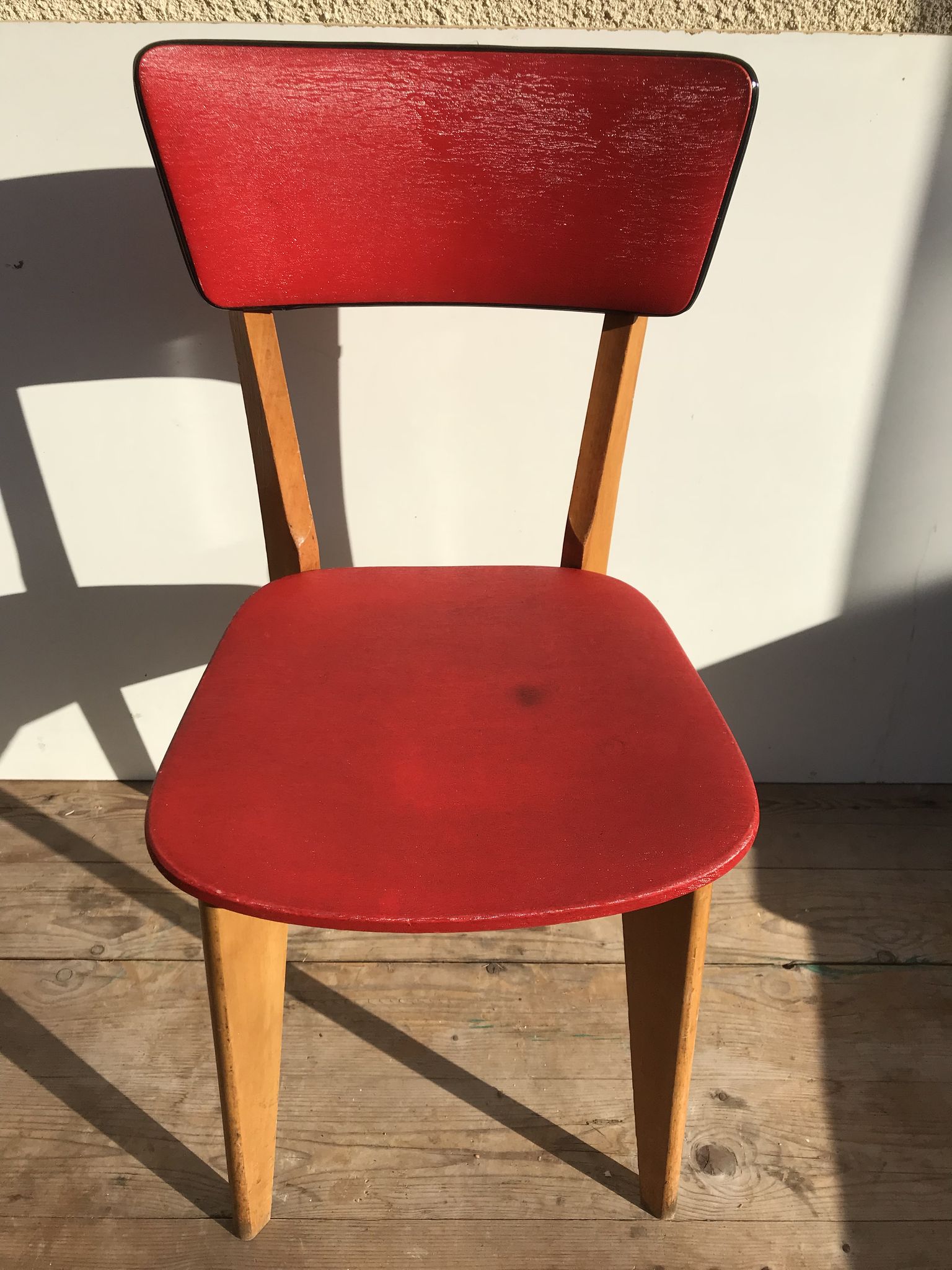 Ancienne chaise scandinave bois & vinyle rouge années 60 vintage
