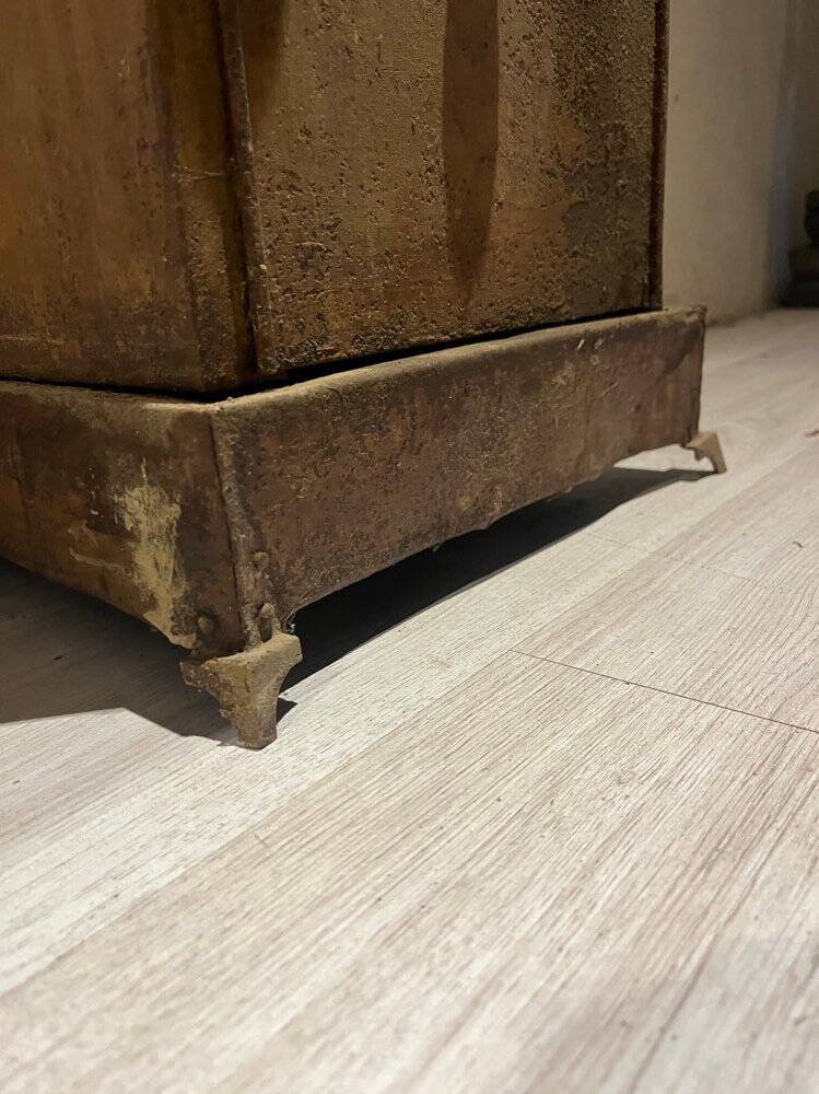 Meuble en métal riveté table de chevet