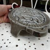 Art Deco period grey enamelled cast iron trivet