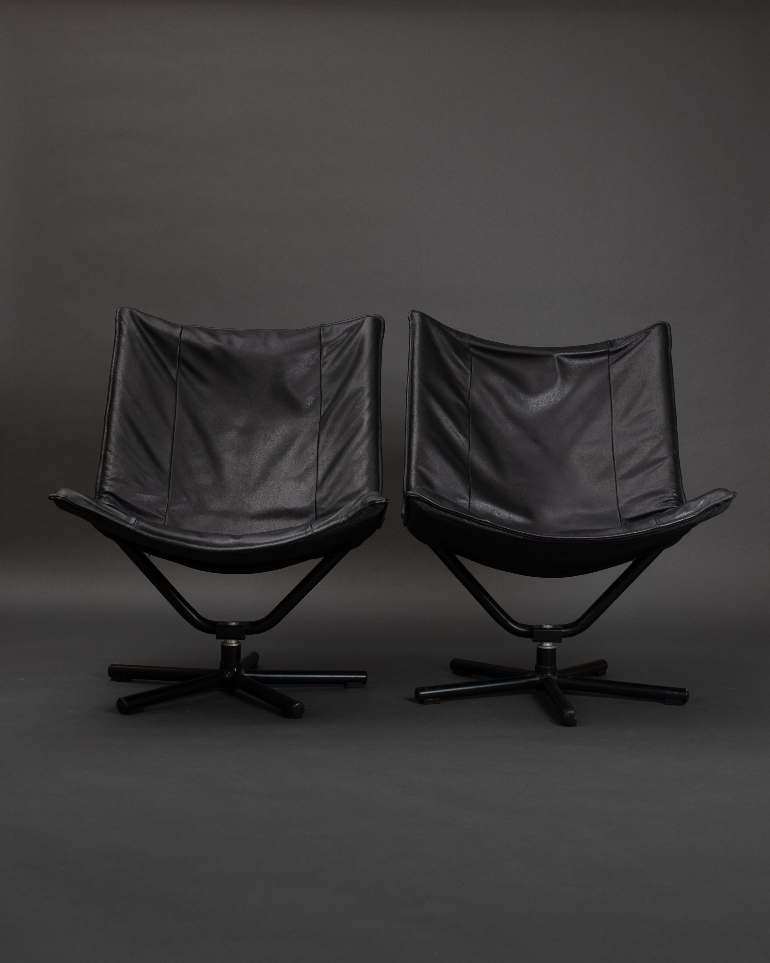 Paire de fauteuils en cuirs noirs 1980