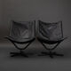 Paire de fauteuils en cuirs noirs 1980
