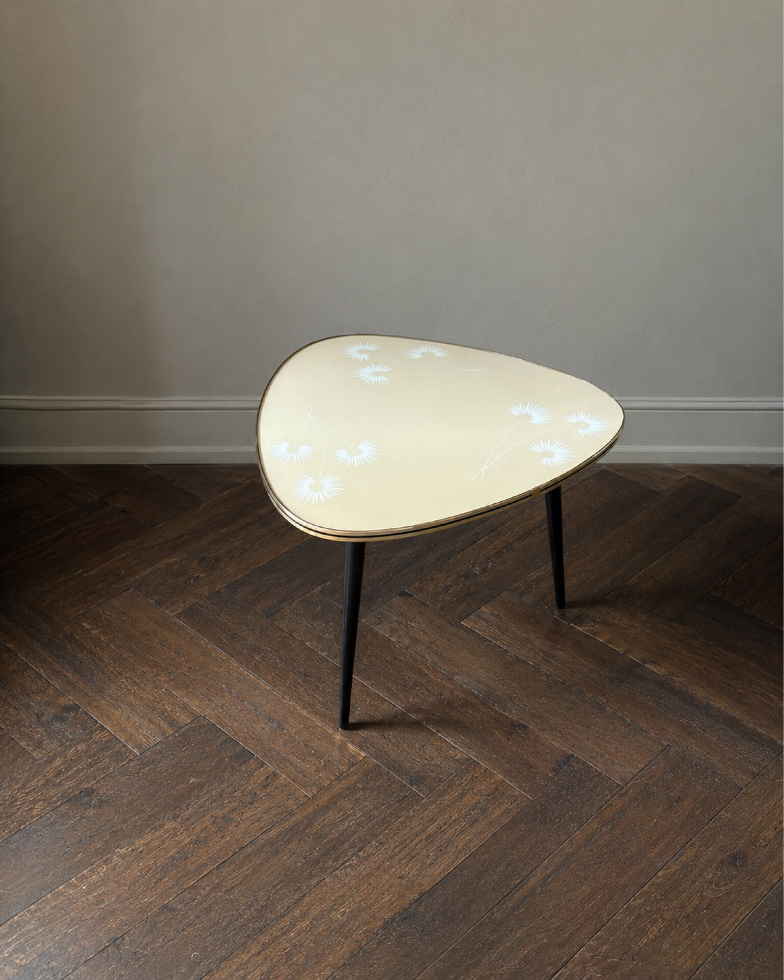 Tripod coffee table with floral design from the 1950s in brass metal and decorative top.
