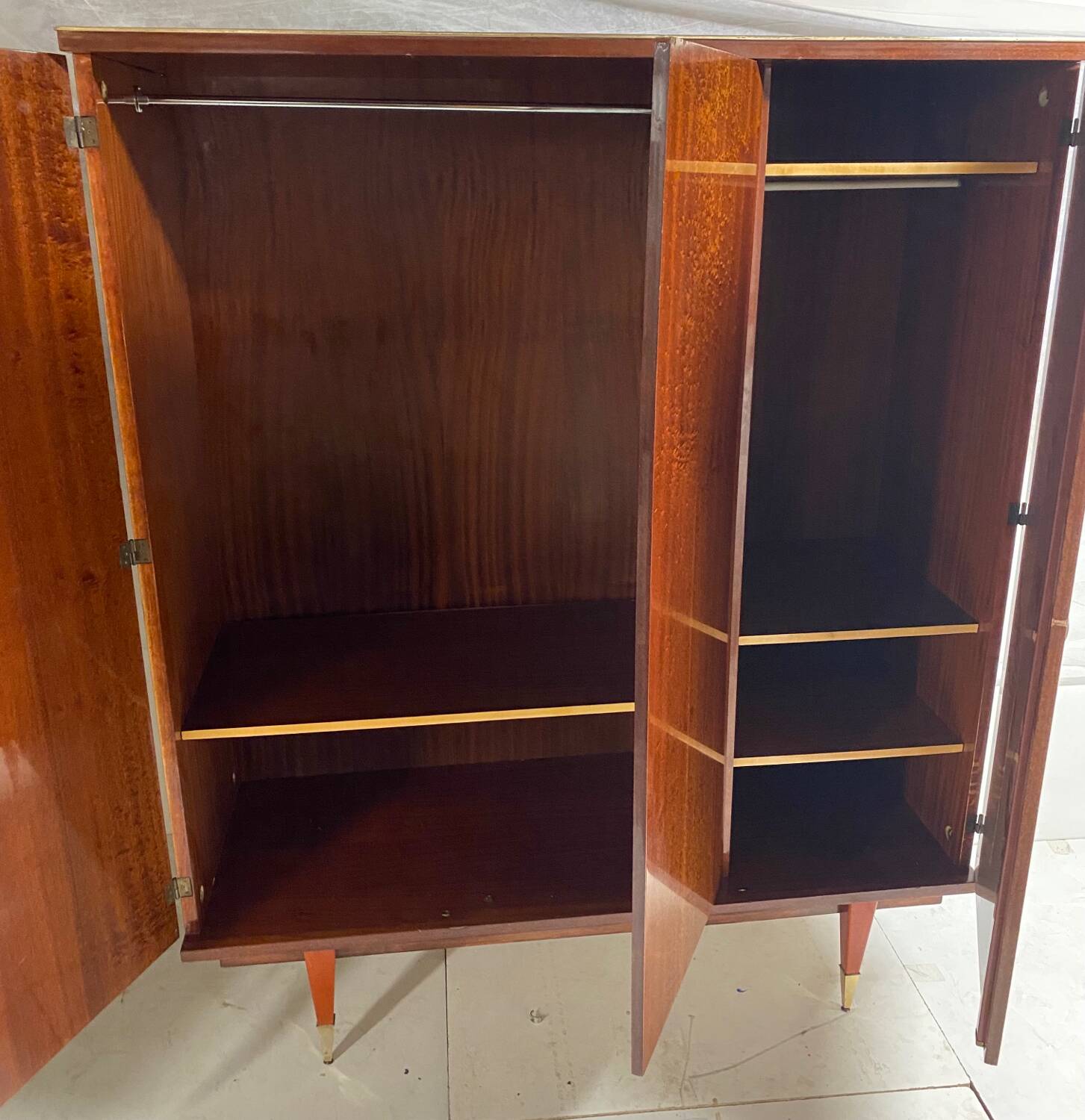 Armoire vintage pieds compas