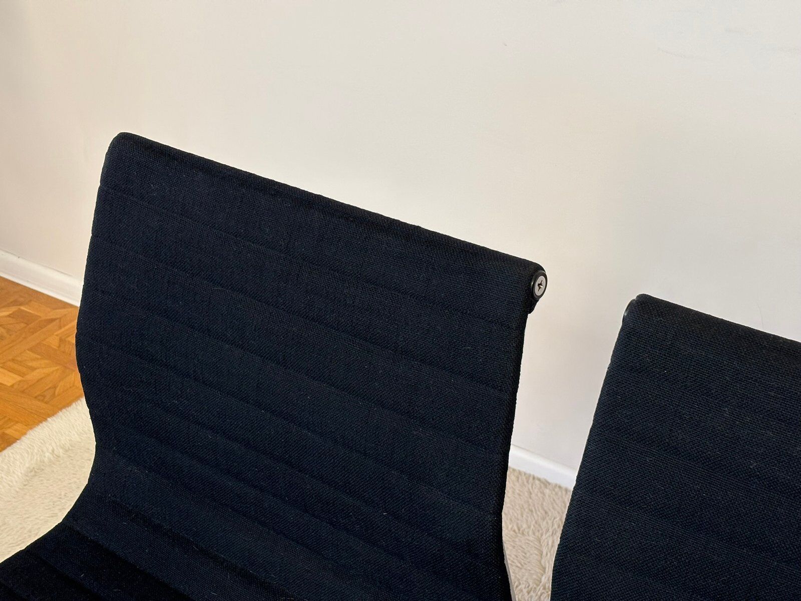 Model EA 105 aluminium chairs by Eames for Herman Miller, 1970s, set of 2