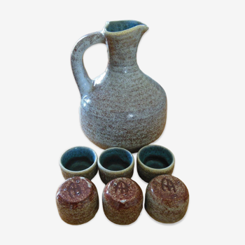 Pichet et ses 6 petits gobelets en céramique signe Accolay
