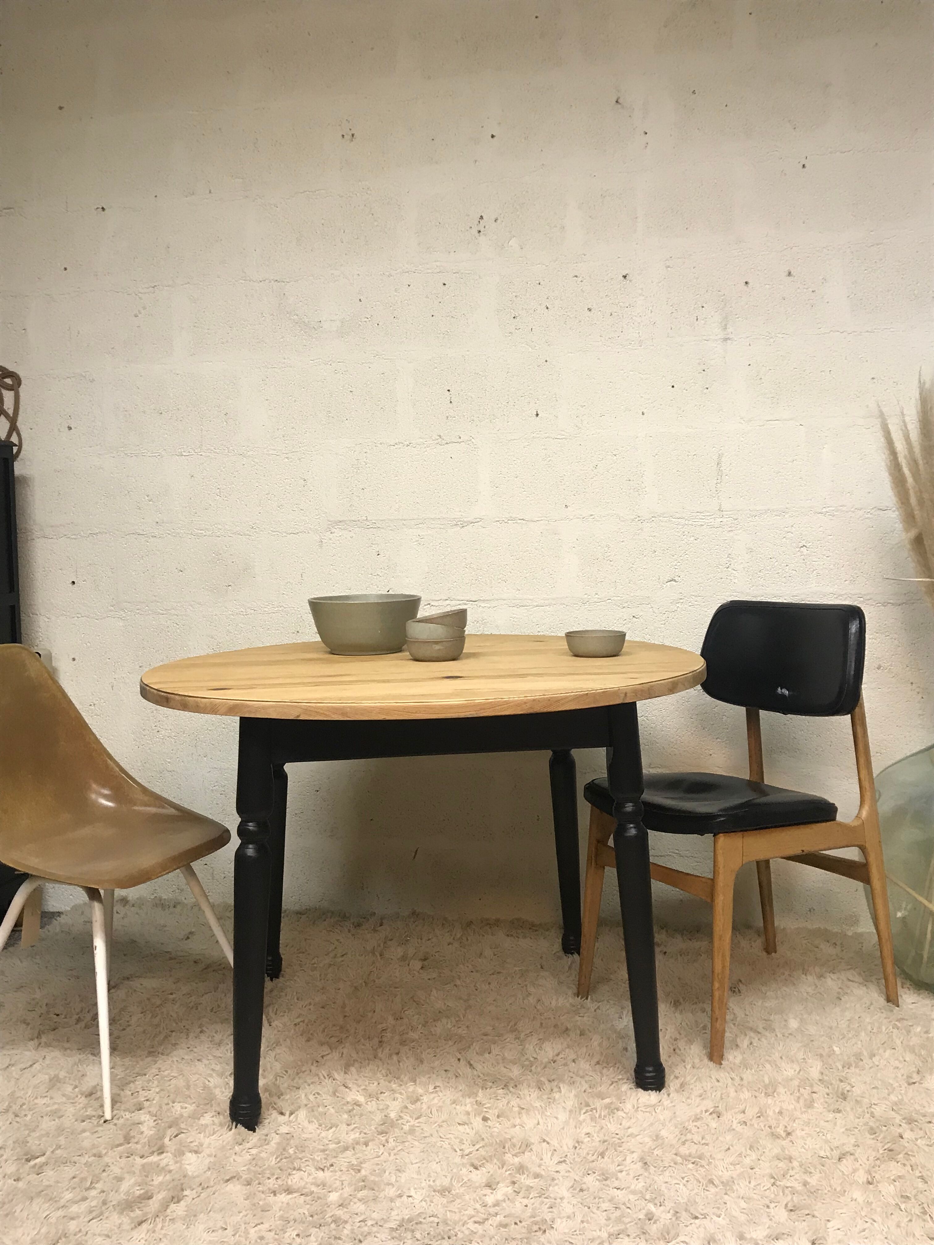 Round table raw wood - black