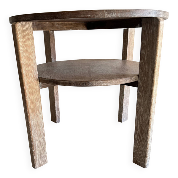 Table d'appoint ronde Art Déco en chêne clair patiné avec étagère inférieure, design géométrique à trois pieds