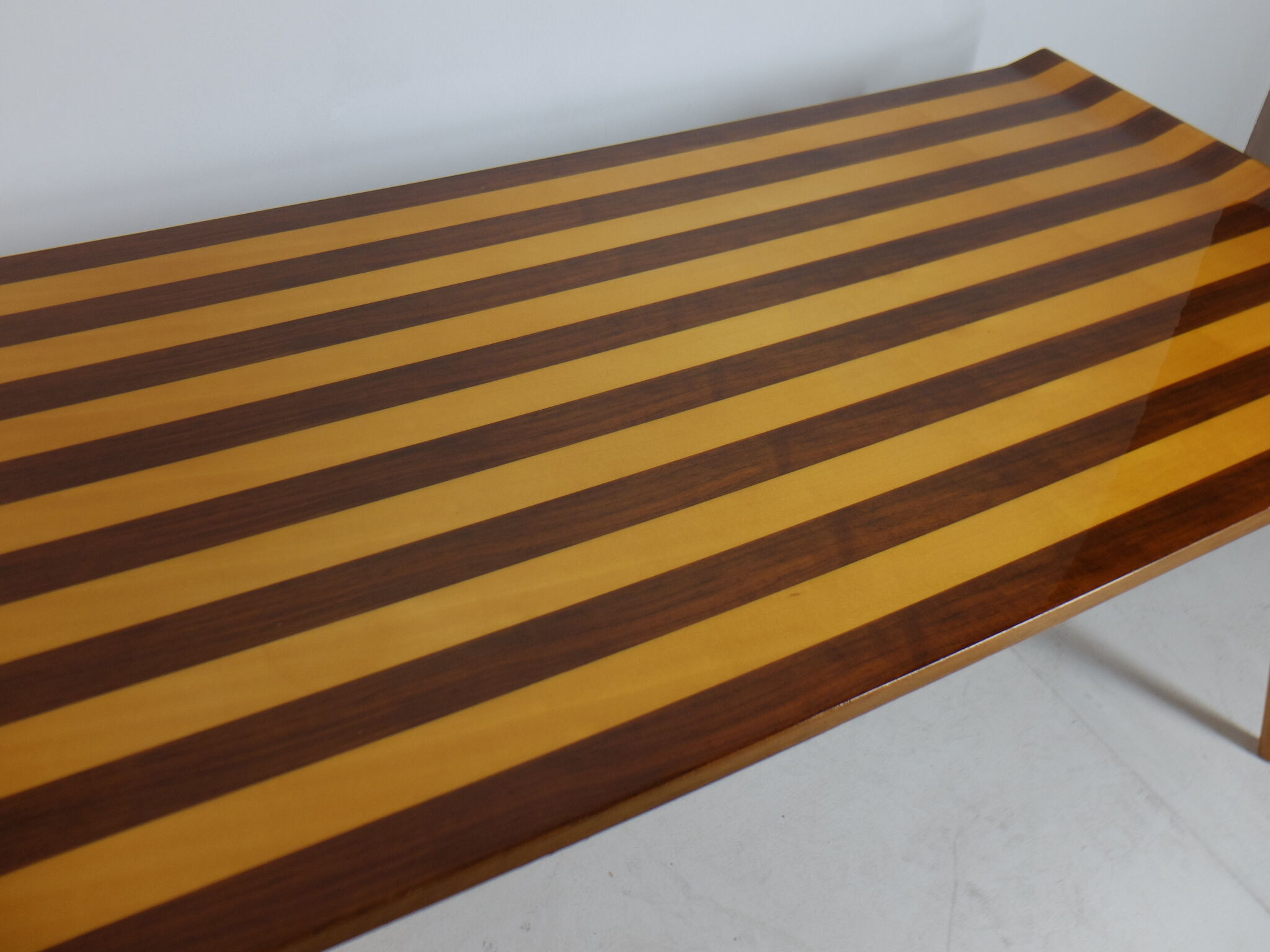 Table low Italian 1950, on the walnut and Sycamore
