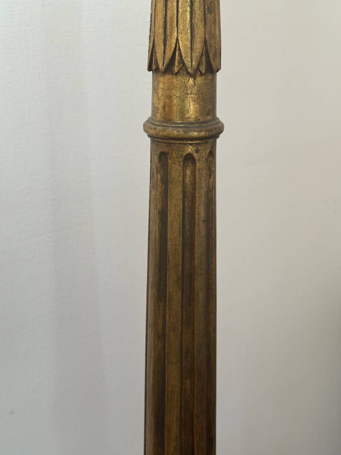 Lampadaire en bois doré Style Louis XVI