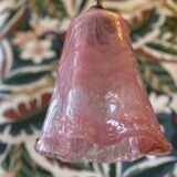 Suspension en verre ancien rose marbré