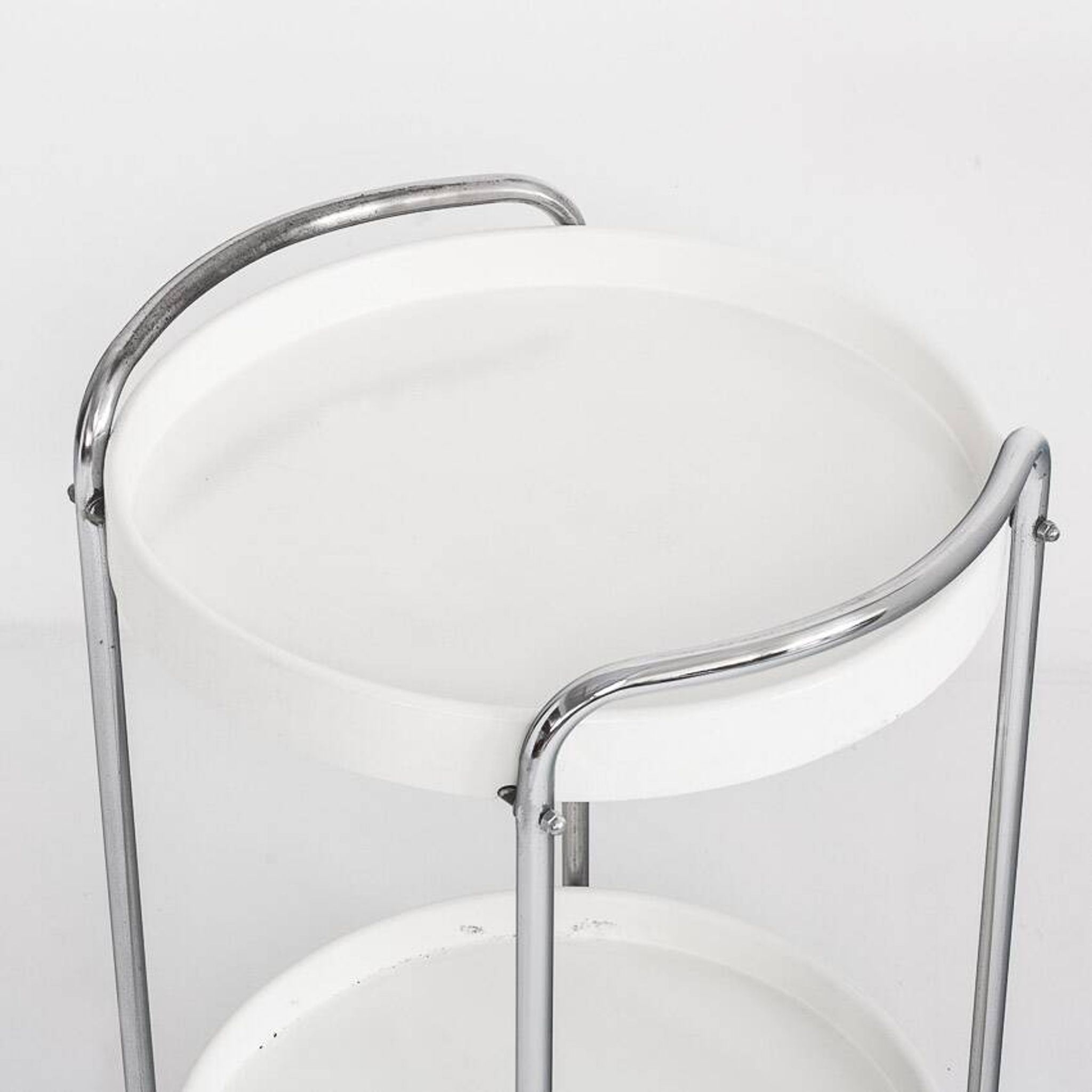 Table d'appoint vintage à roulettes. Fer chromé et plastique. France, 1970s