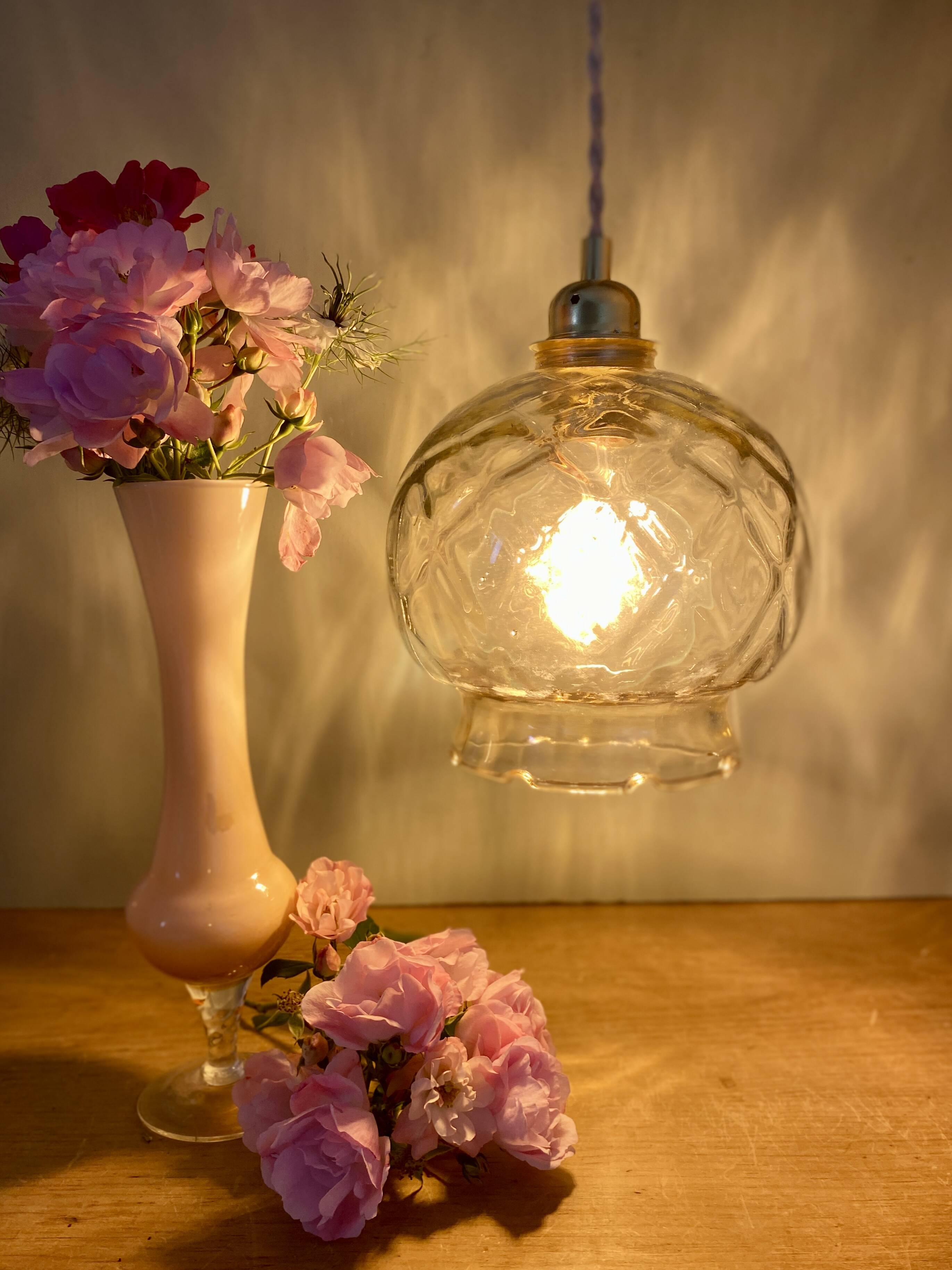 Suspension globe vintage en verre ambré