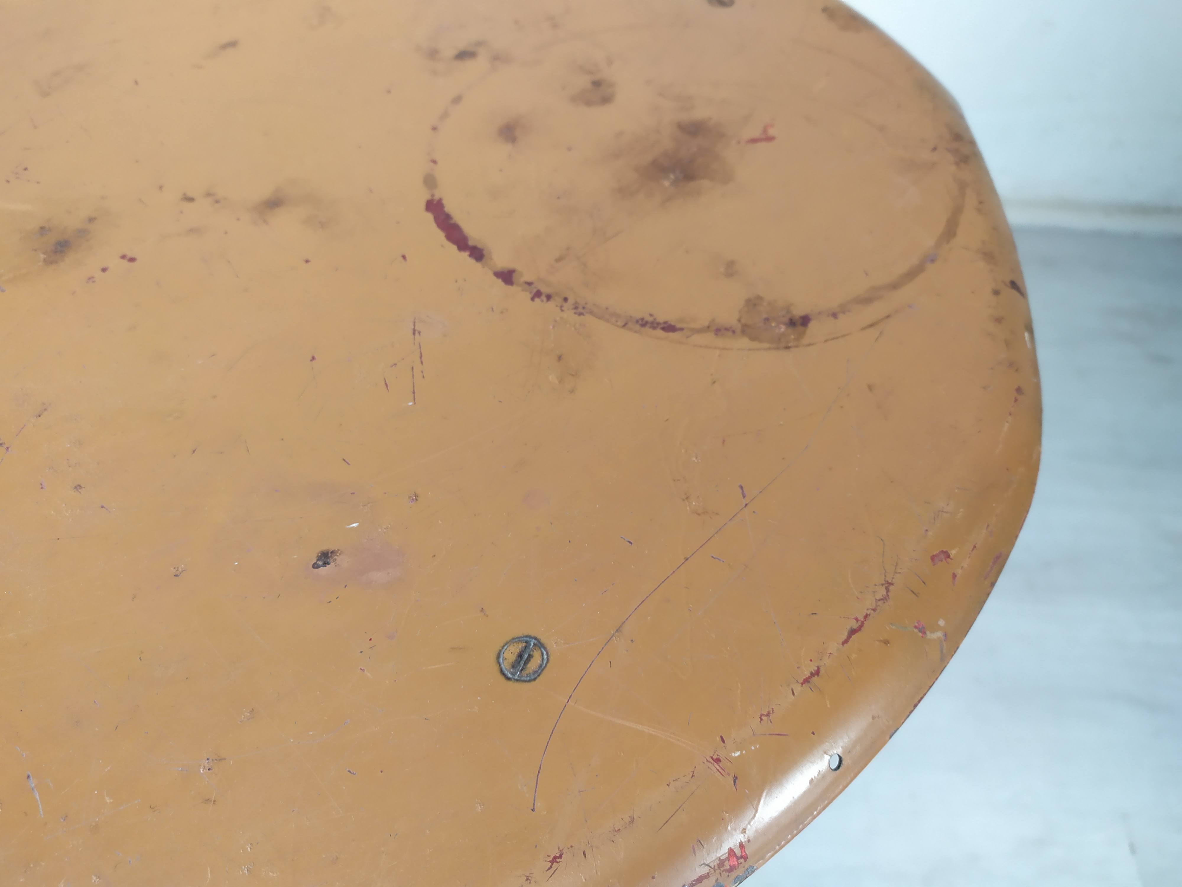 Garden pedestal table