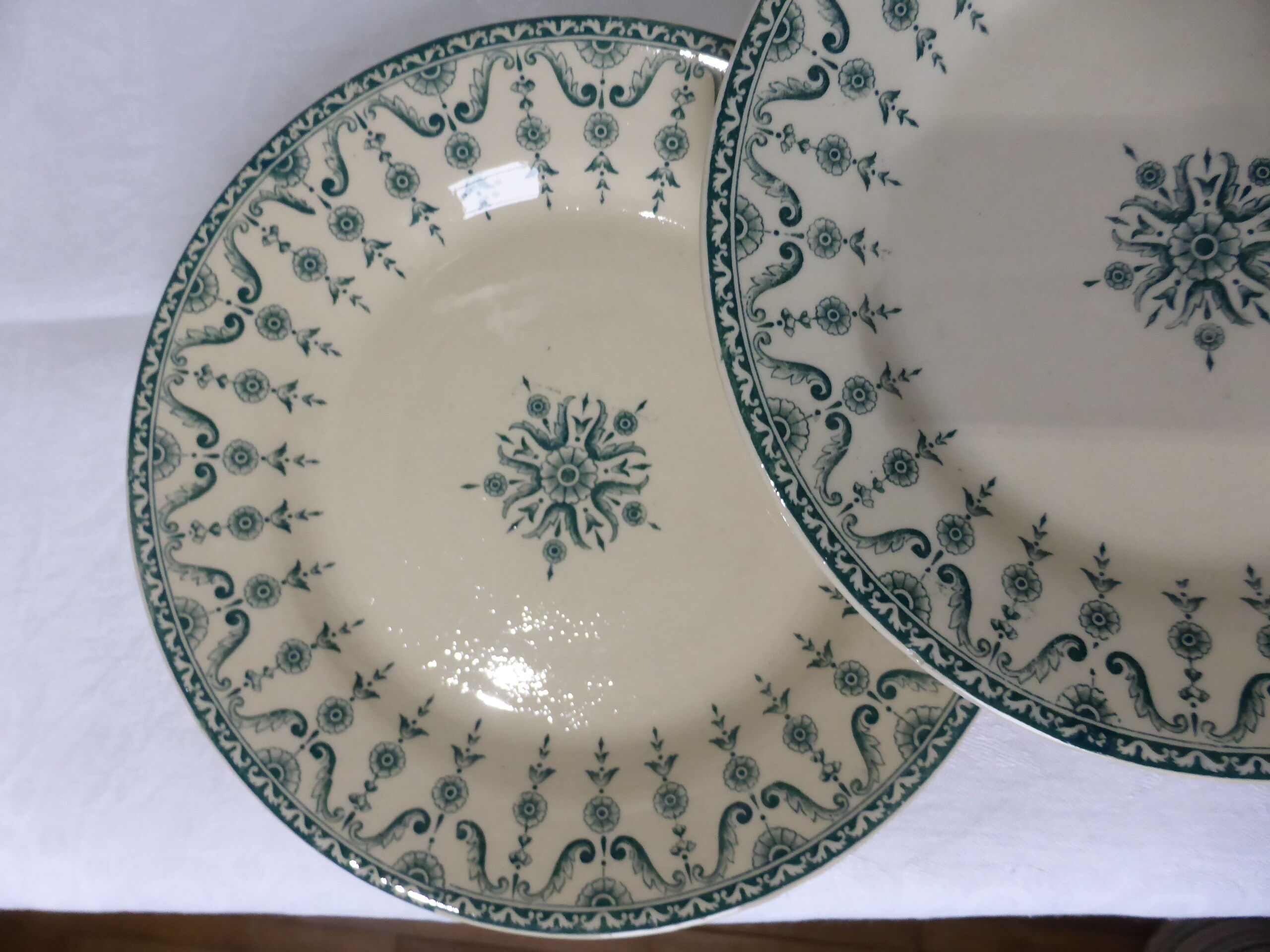4 flat plates in iron earth from Gien Florentine model 211203