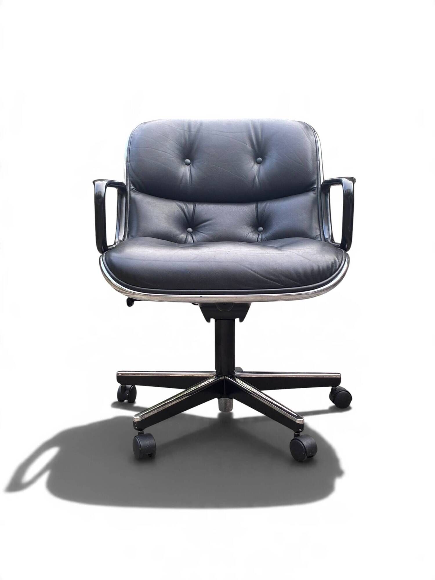 Charles Pollock – Executive Knoll office chair in black leather