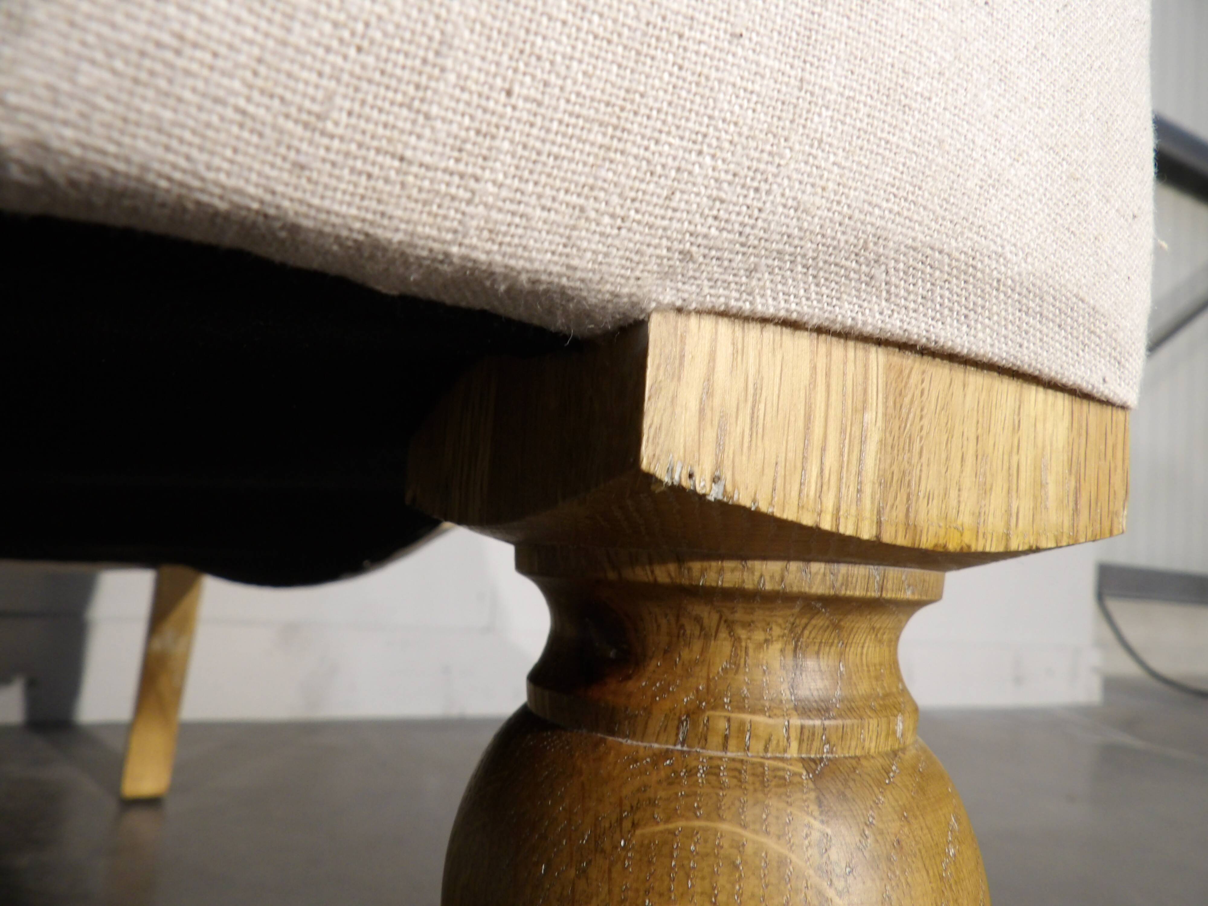 English style armchair in oak and cotton linen fabric