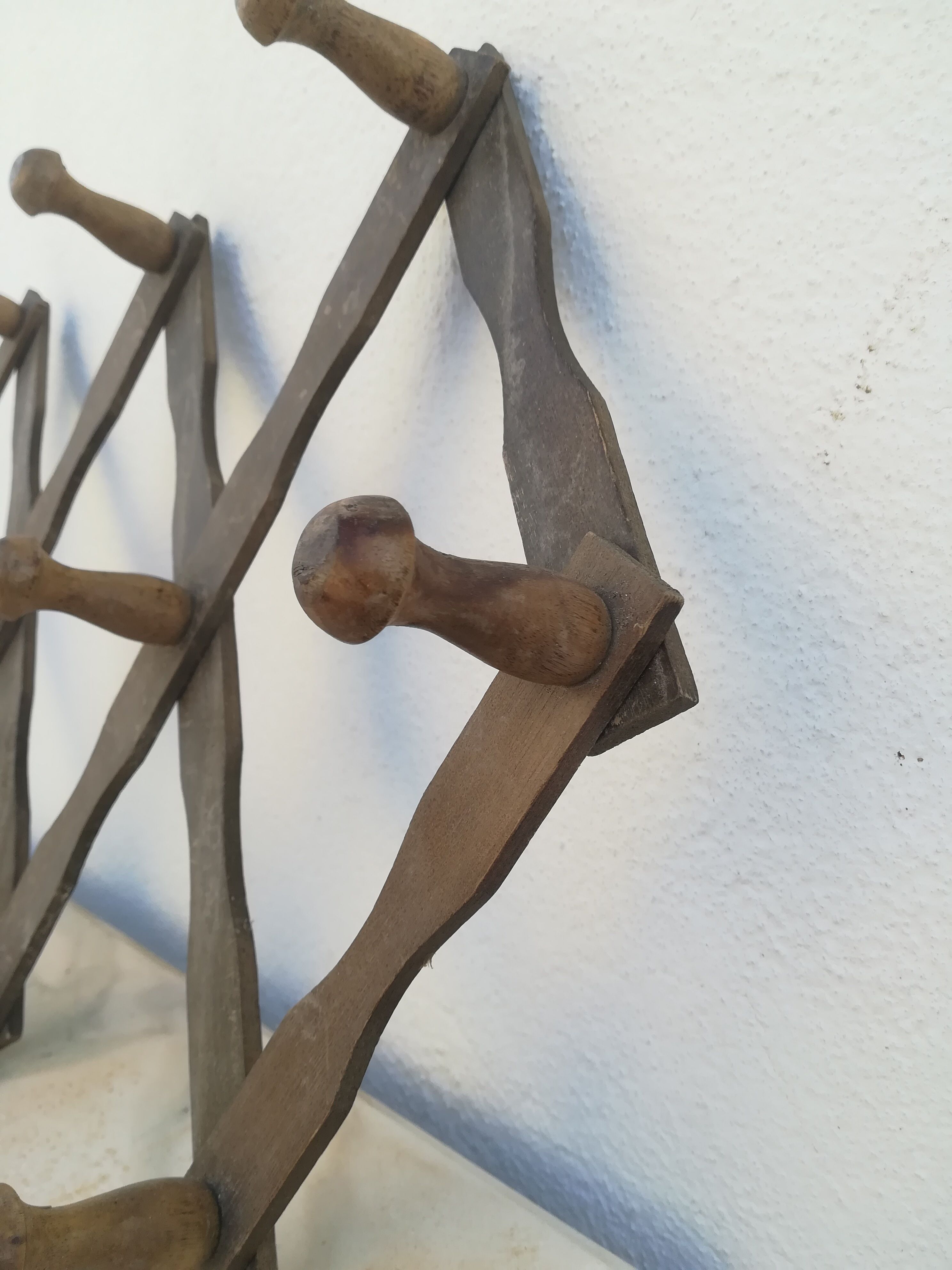 Wooden patères with braces