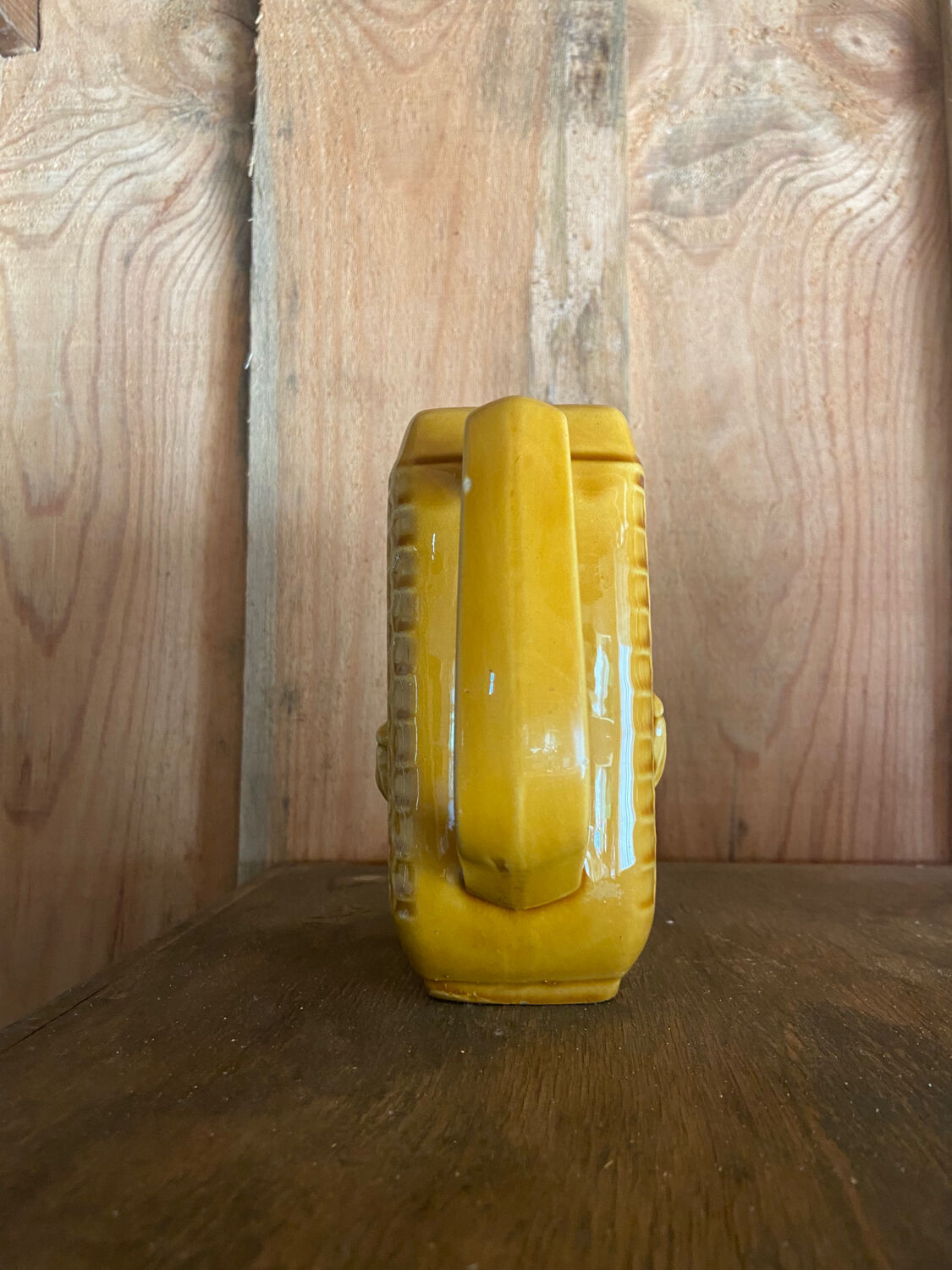 Pitcher Saint Clement Bee