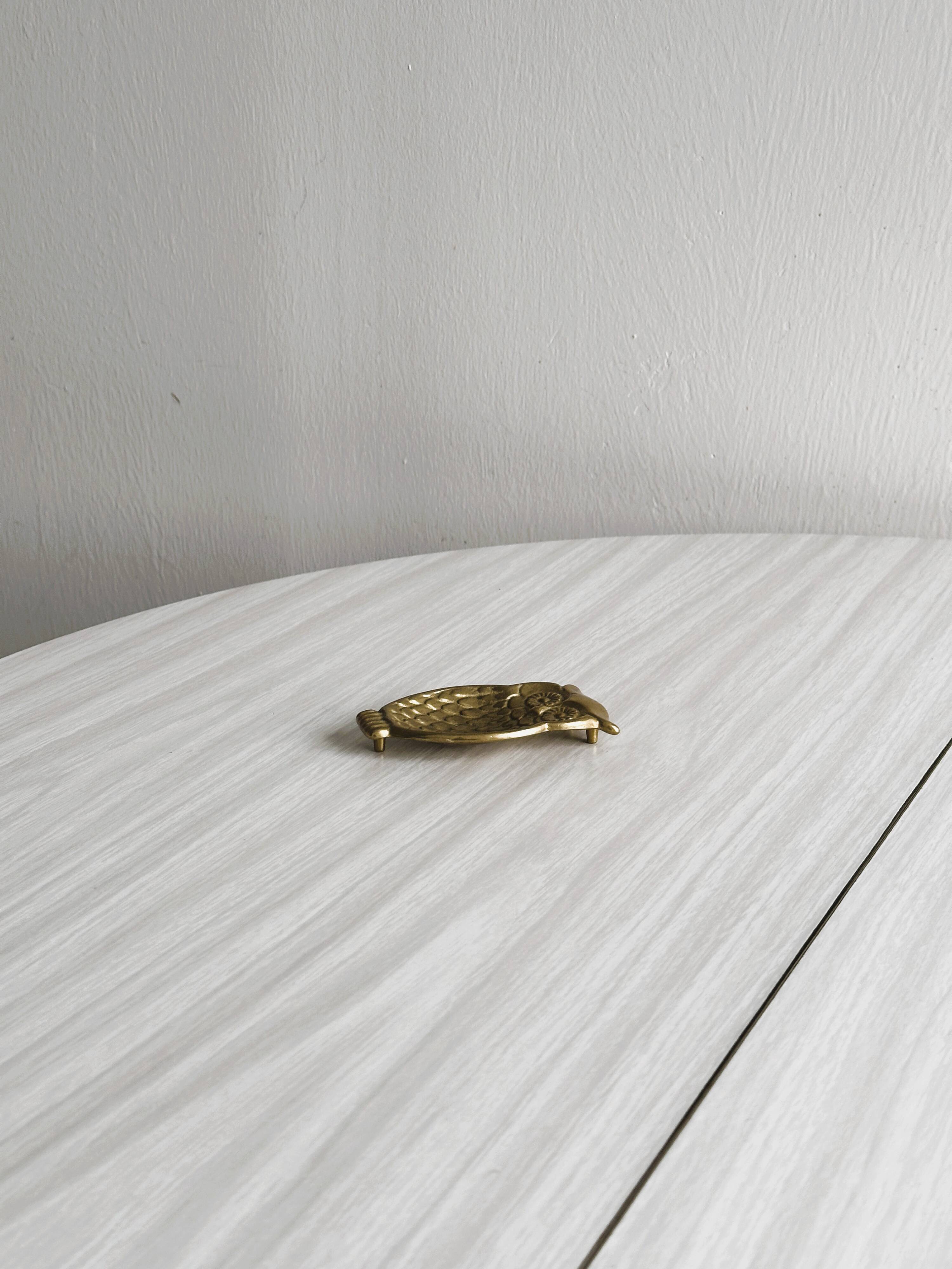 Gold metal owl pocket emptier