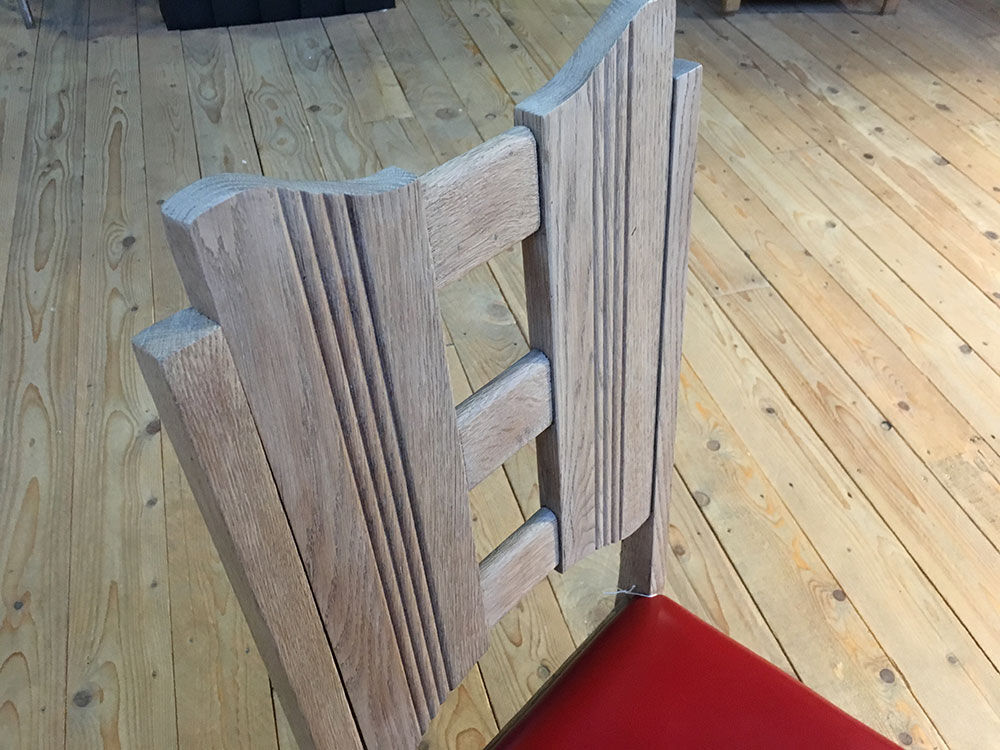 Chaise en chêne & skaï rouge