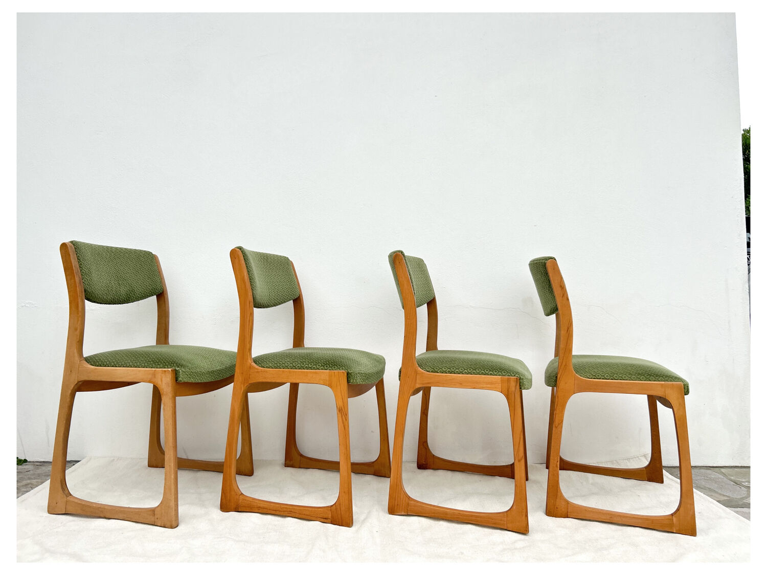 Set of 4 Self sled chairs