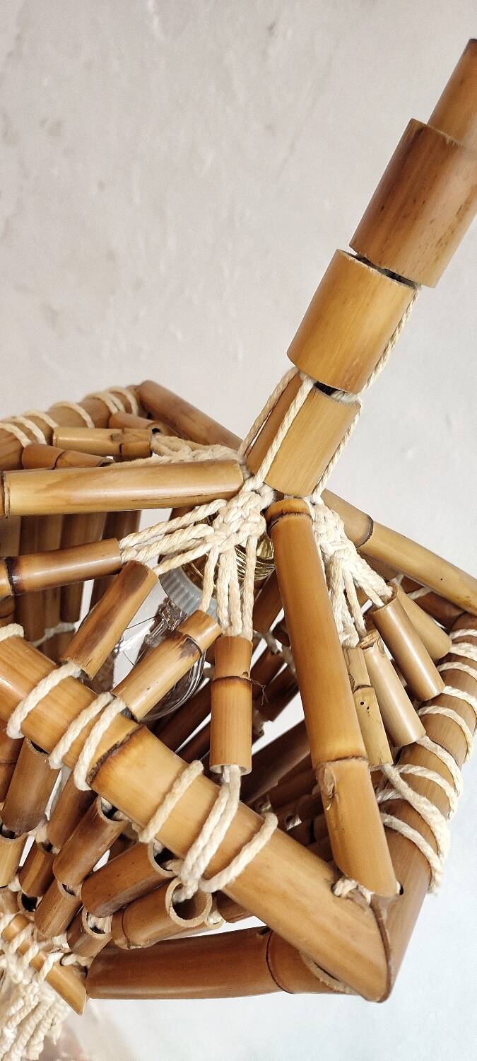 Lámpara de techo de bambú y macramé. Spain, 1980s.