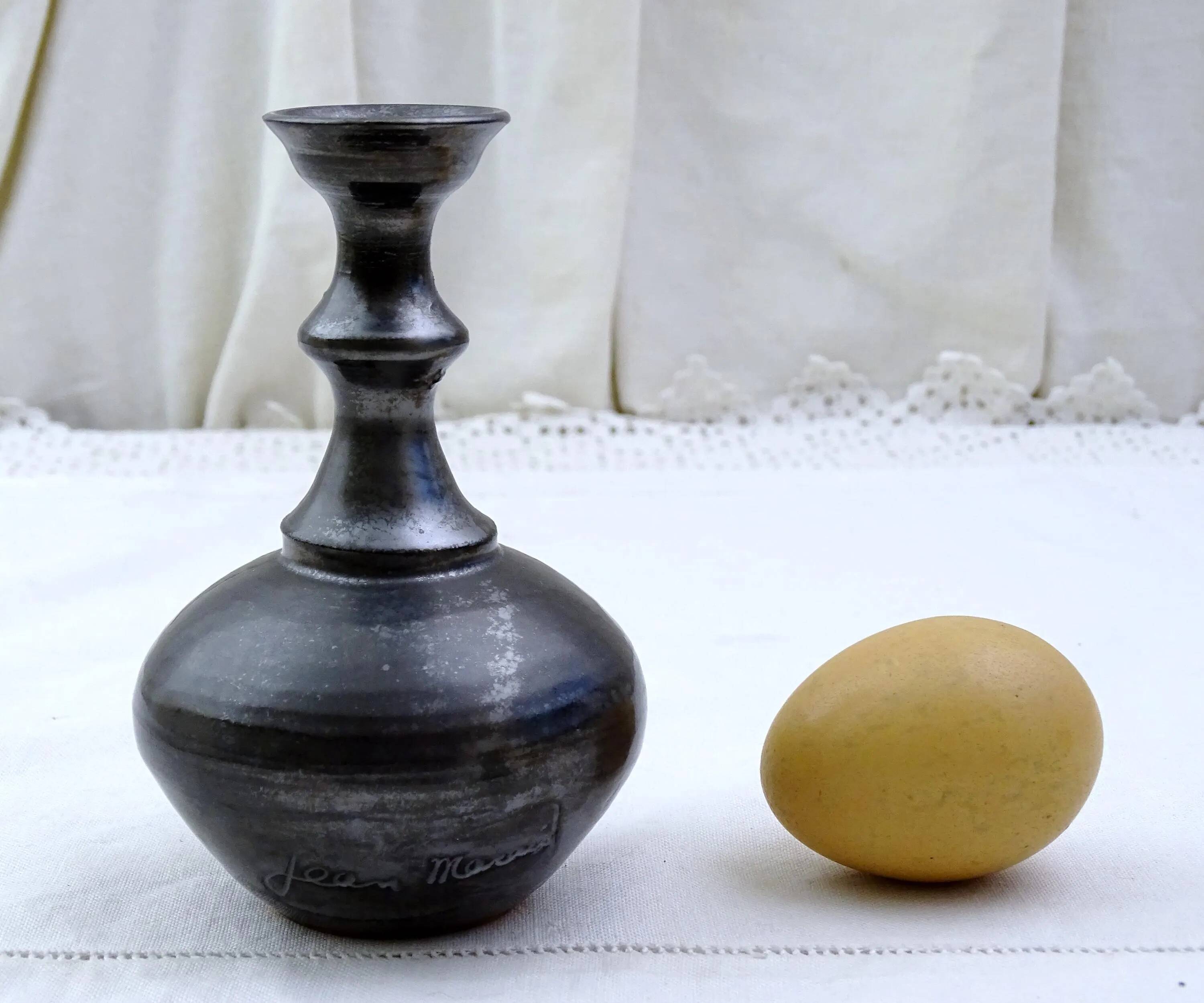 Petit vase à bourgeons vintage en céramique d'atelier Jean Marais, style moderne du milieu du siècle, avec glaçure Vallauris noire irisée, style rétro MCM, porcelaine française des années 1960