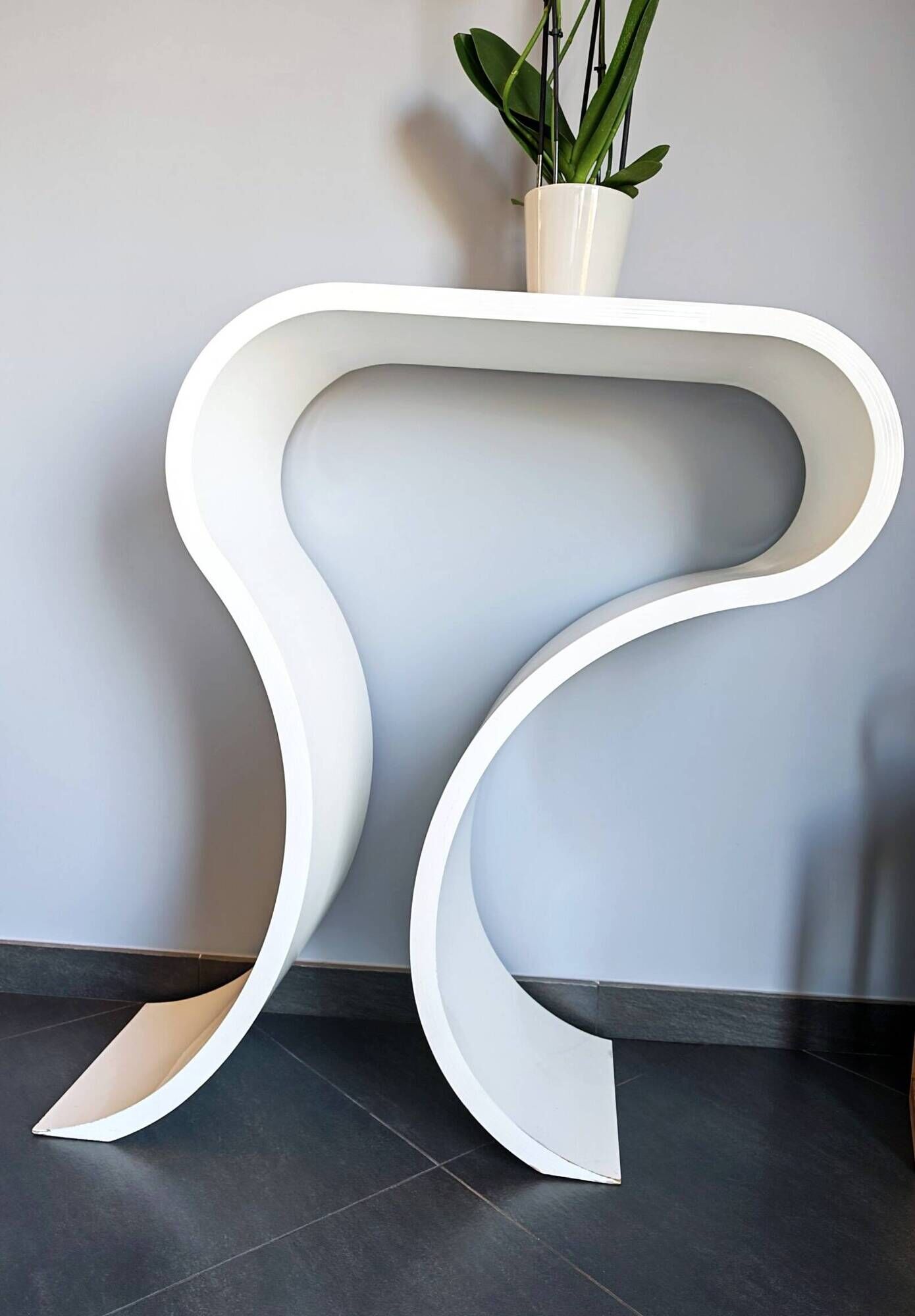 Console blanche laquée, forme ruban courbé