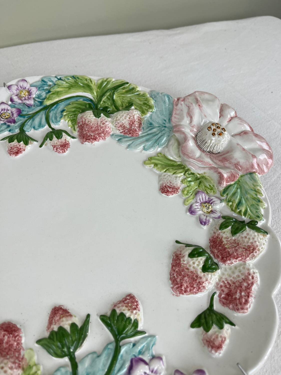 Serving dish in earthenware