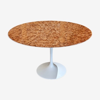 Round table in red marble by Eero Saarinen for Knoll