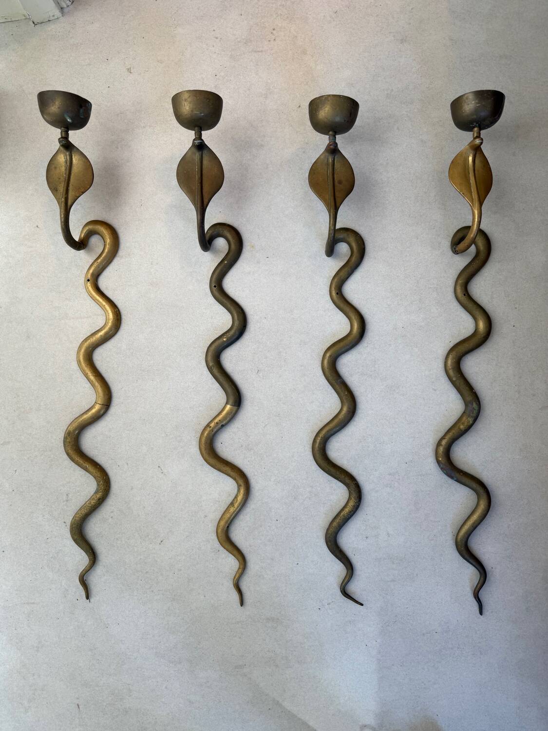 Série de 4 grands bougeoirs serpents sculpturaux en laiton patiné – an