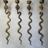 Série de 4 grands bougeoirs serpents sculpturaux en laiton patiné – an