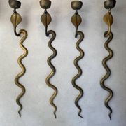 Série de 4 grands bougeoirs serpents sculpturaux en laiton patiné – an