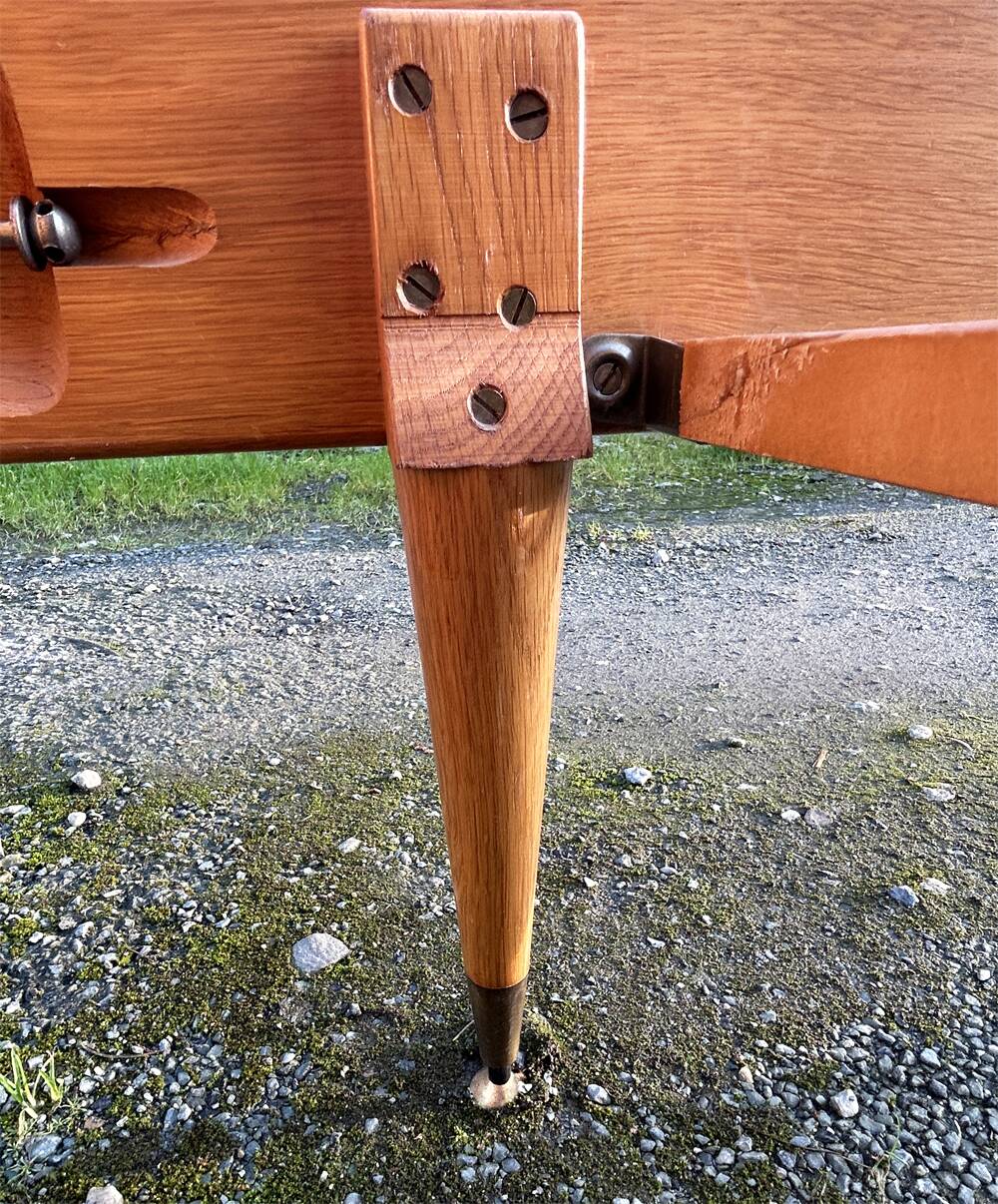 Read a vintage wooden and cane bed, with compass legs – mattress 80 × 190 cm.