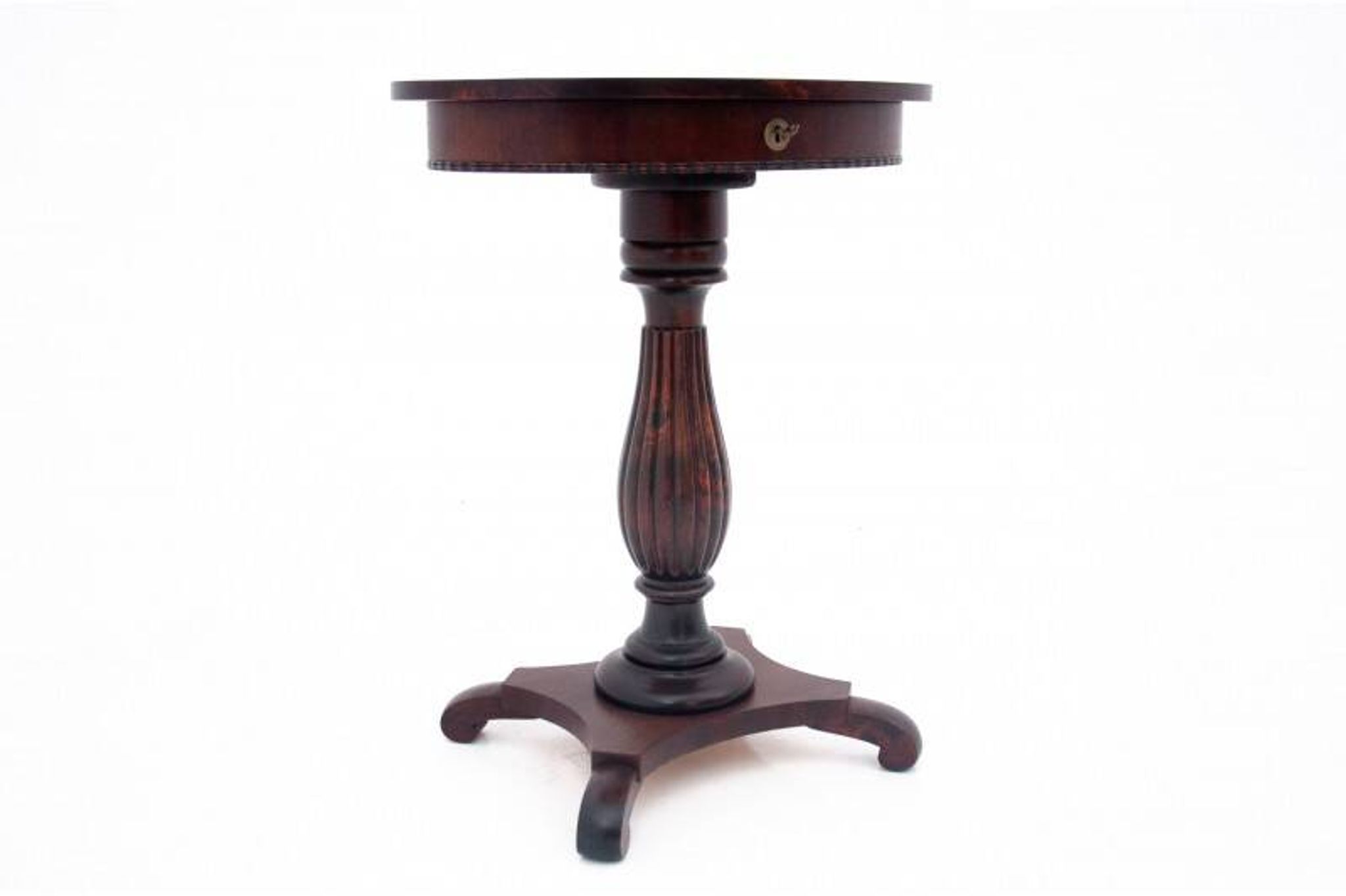 Table à fils ancienne, Europe du Nord, vers 1860. Après rénovation.