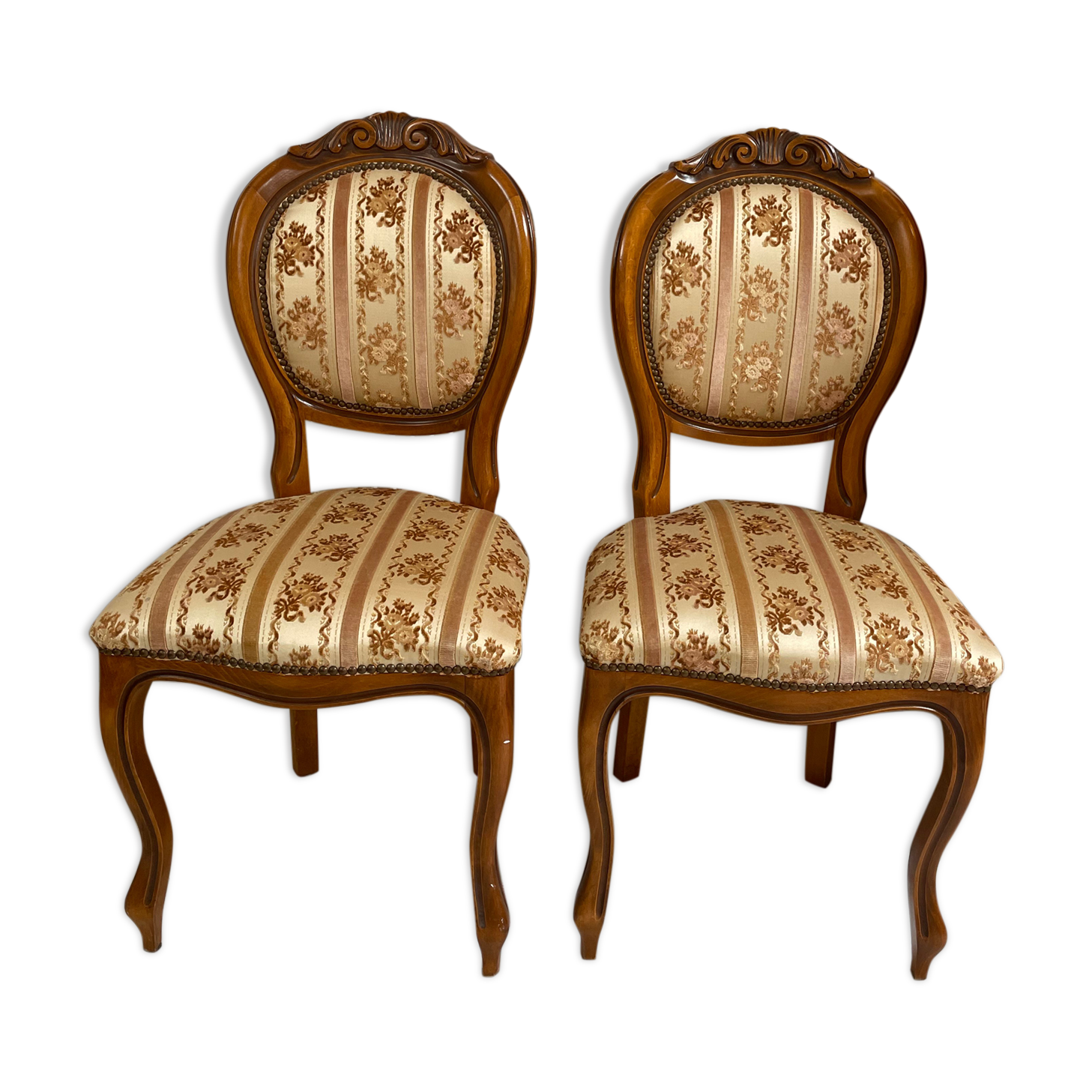 Duo medallion chairs