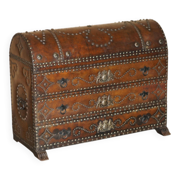 Commode Antique Espagnole en Chêne avec Dessus Bombé en Cuir et Armoiries Royales
