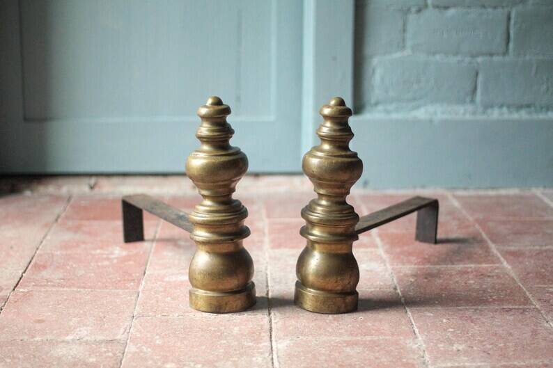 Chenets vintage, paire de chenets, accessoire cheminée, chenets laiton et fonte, andirons